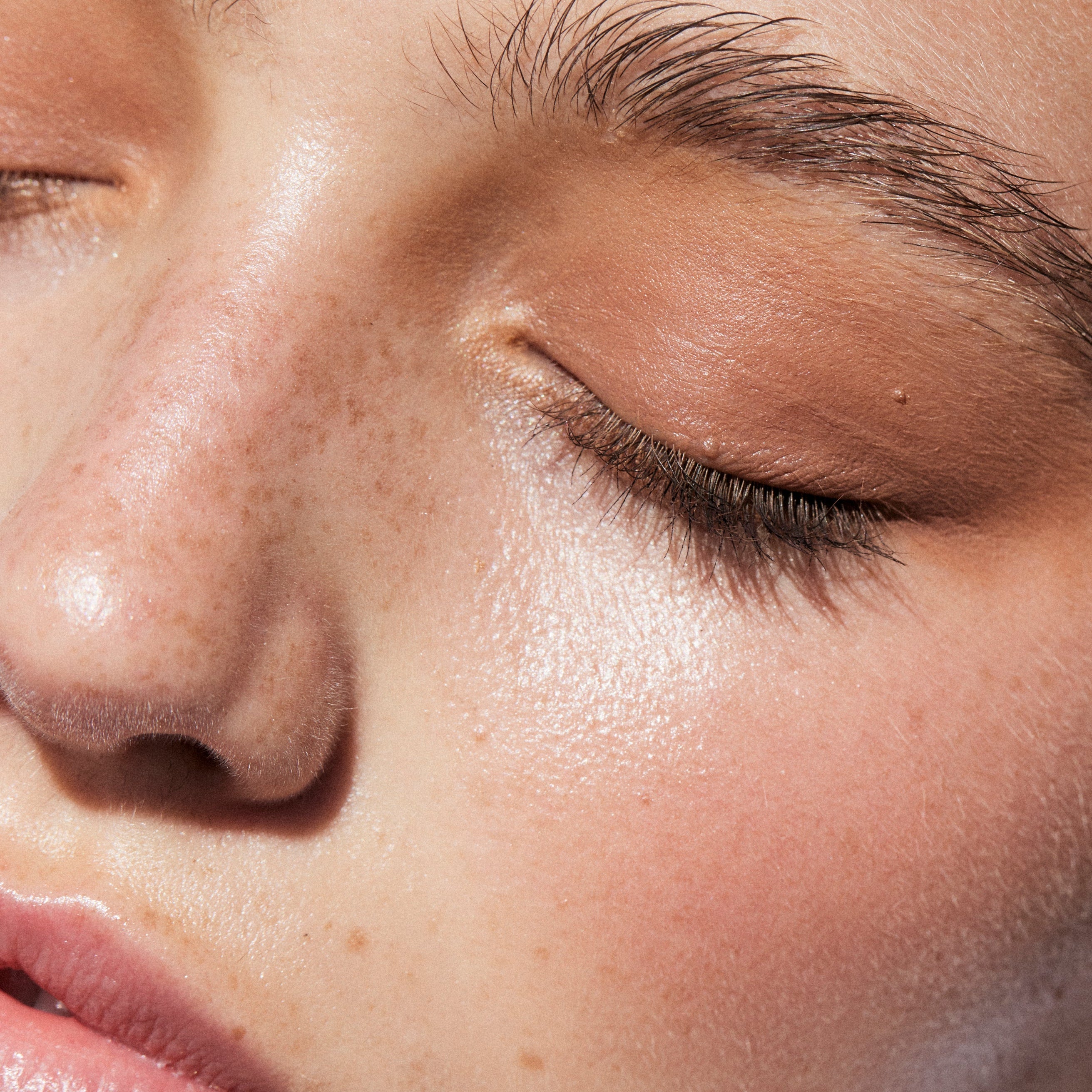 Hub for Belle model face close up wearing all in one cream hydrating make up palette