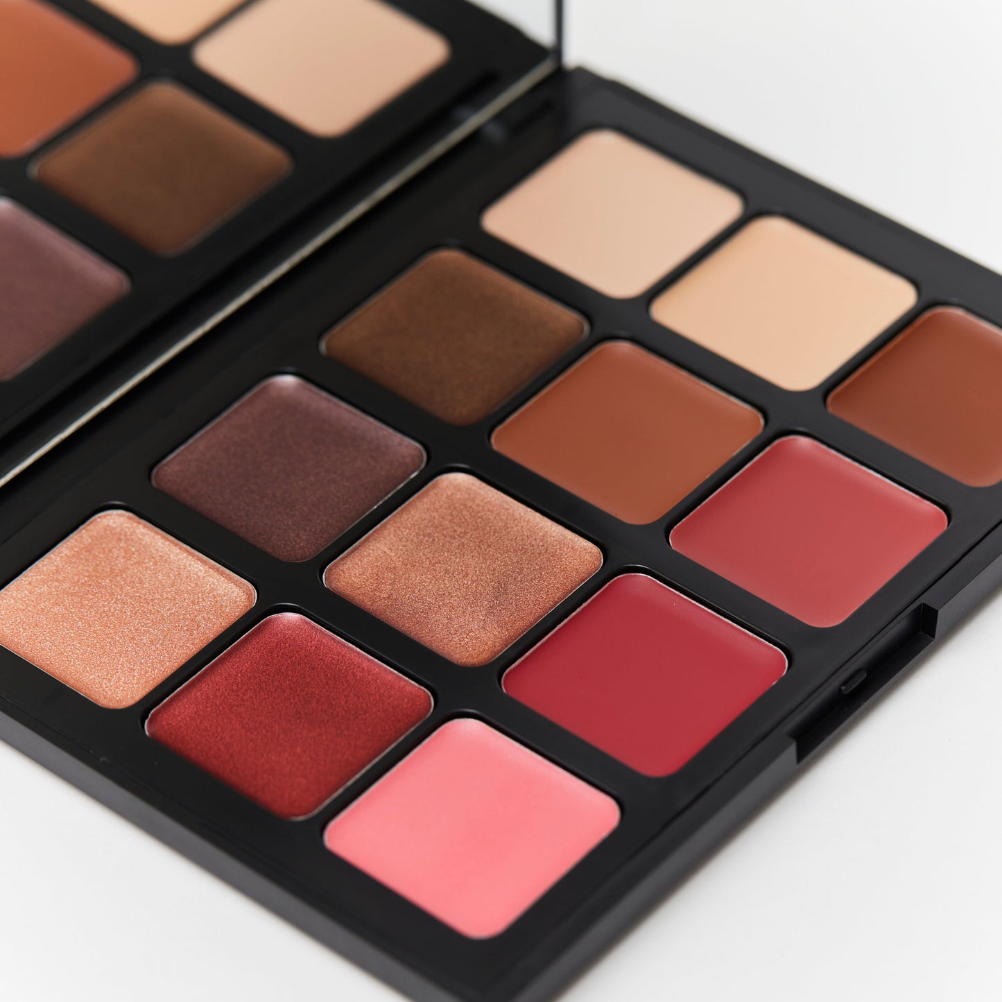 Hub for Belle cream all in one makeup palette with bronzer, blush, eyeshadow, concealer and highlighter creams to hydrate your skin
