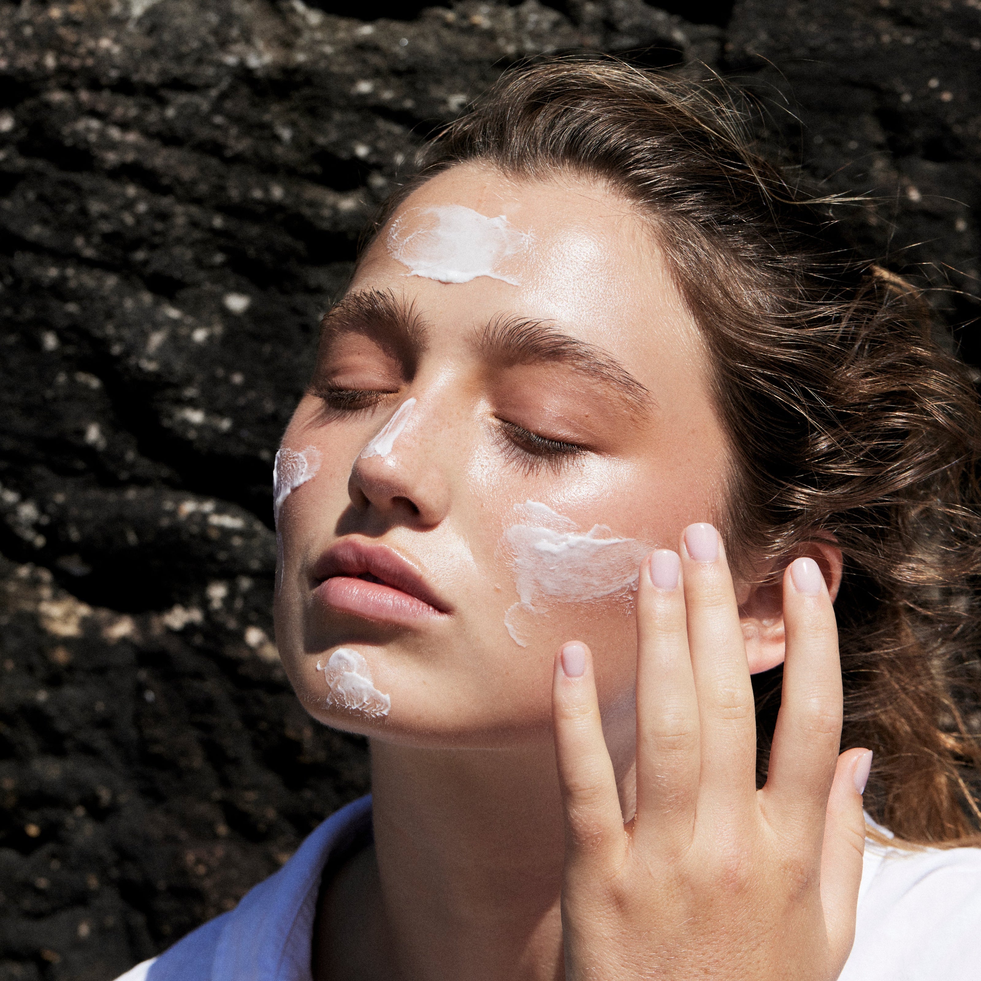 Model applying Hub for Belle natural and vegan Antioxidant hydration infused moisturiser containing Waratah flower, Kakadu Plum, Vitamin E and Jojoba